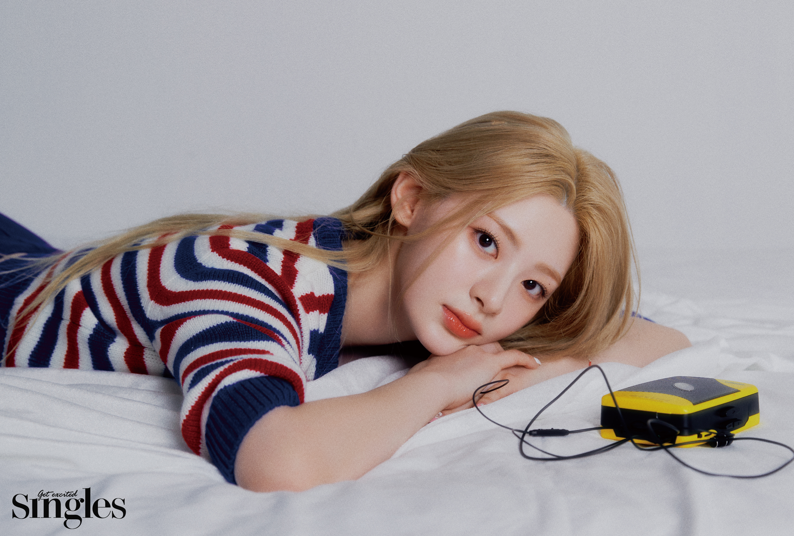 스테이씨 세은이 포니테일의 스트라이프 니트 톱, 마르디 메르크디의 블루 컬러 쇼츠, 헤이의 브레이슬릿을 착용하고 촬영한 싱글즈 화보